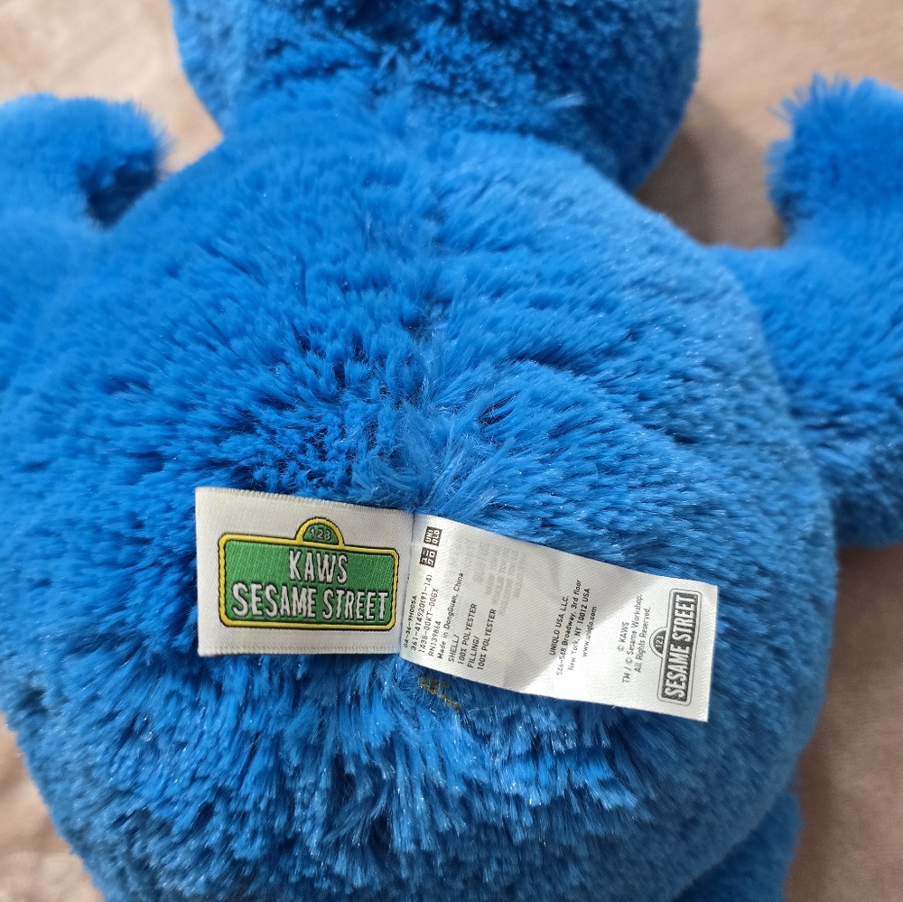 Kaws + Uniqlo Sesame Street Cookie MONSTER - Picture 5 of 5